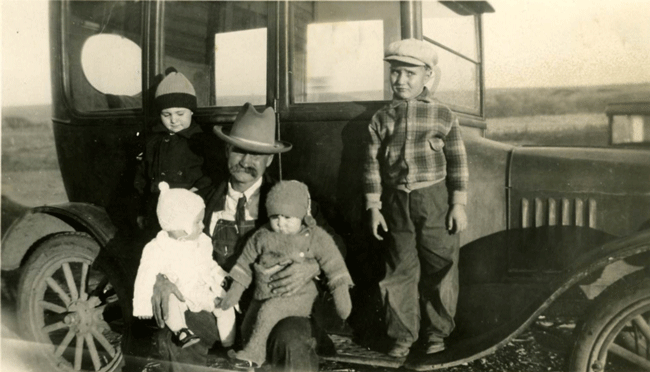 Warren Beach and Grandchildren 1925